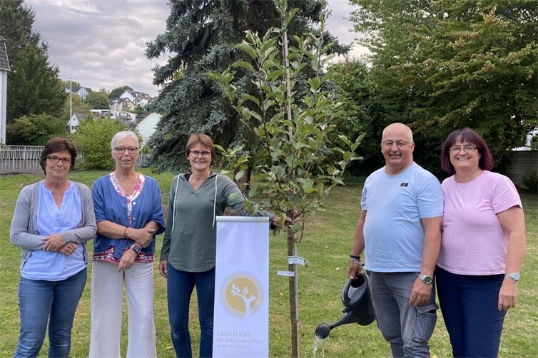 Der Vorstand pflanzt einen Apfelbaum
