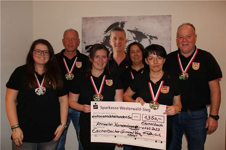 Der Vorstand präsentiert das Ergebnis dieser Spendenaktion. Fotos: privat