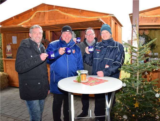 Der Vorstand prostet mit Glühwein aufgutes Gelingen des Marktes. Fotos: -EICH-
