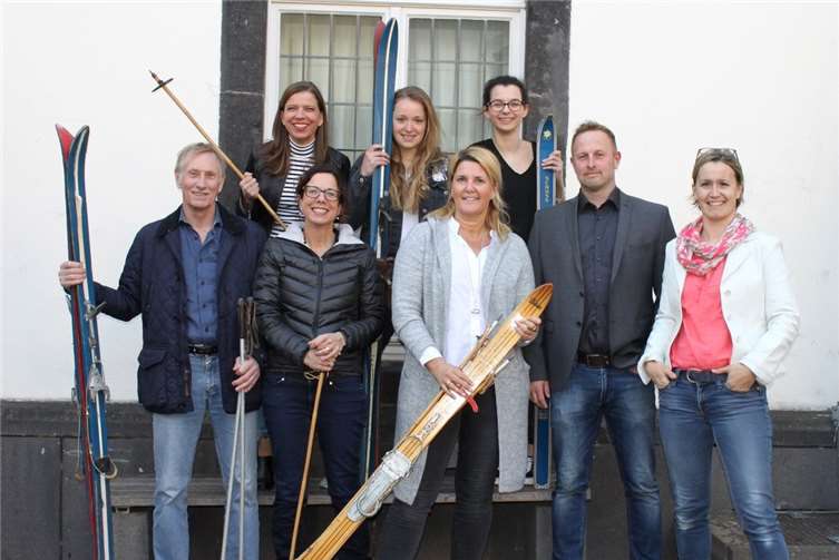 Der Vorstand setzt sich nun zusammen wie folgt: Hintere Reihe: Heike Reiff (Touristikwartin), Theresa Ebertz (Jugendwartin), Marie Klein (Geschäftsführerin). Vordere Reihe: Bernd Tantow (Sportwart), Linda Kohlhaas (Kassenwartin), Anke Müller (1. Vorsitzende), Milan Kriegel (2. Vorsitzender) und Rabea Hachmeister (Pressewartin). Foto: privat