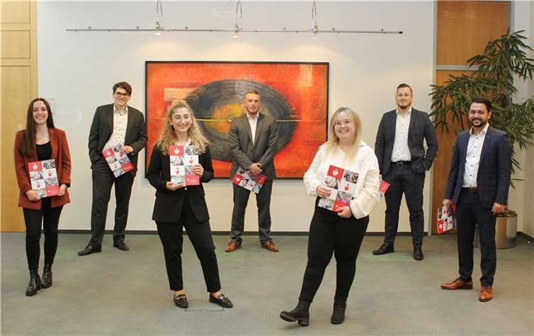 Der Vorstand sowie Personalchef Martin Groß und Ausbildungsleiterin Rita Gonschior gratulierten zum erfolgreichen Abschluss: (v. l.) Vanessa Reeßing, Nico Abraham, Küpra Karahan, Benjamin Dürksen, Anna-Maria Starke, Max Weber und Tufan Günesdogan; nicht im Bild: Kevin Bibirch und Annika Bracht. Foto: Sparkasse Neuwied