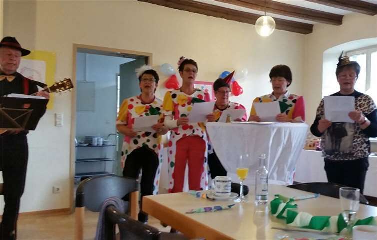 Der Vorstand stellte sich singend vor. privat