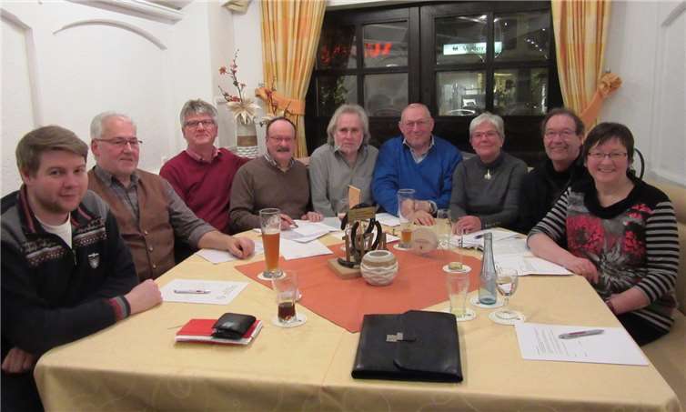 Der Vorstand um Tobias Leuning, Wilfried Schumacher, Hermann Menth, Günter Tappeser, Karl-Heinz Peters, Georg Schmidberger, Maria Schmidberger, Winfried Hündgen, Gisela Hein (von links) – aus Krankheitsgründen nicht auf dem Bild: Dr. Herbert Graubohm. privat