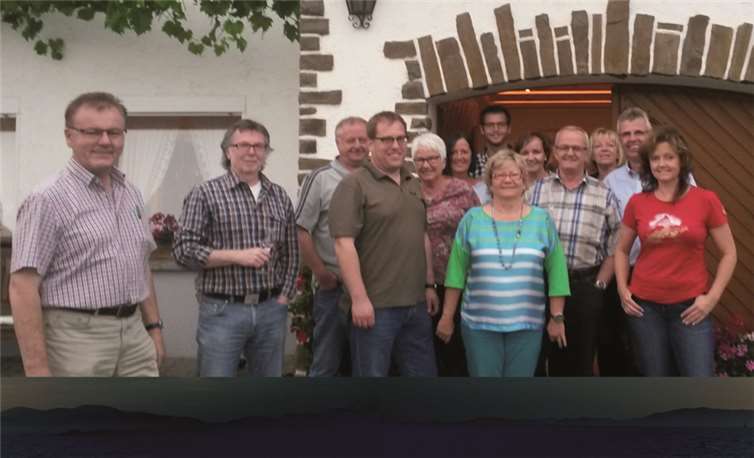 Der Vorstand um den Vorsitzenden Wolfgang Müller (l.), VGV Puderbach, Schatzmeister Josef Stein (2.v.l.), KV Neuwied und Geschäftsführer Stephan Hoffmann (hinten Mitte), VGV Puderbach, sprach von einem gelungenen Gewerkschaftsausflug.Stephan Hoffmann