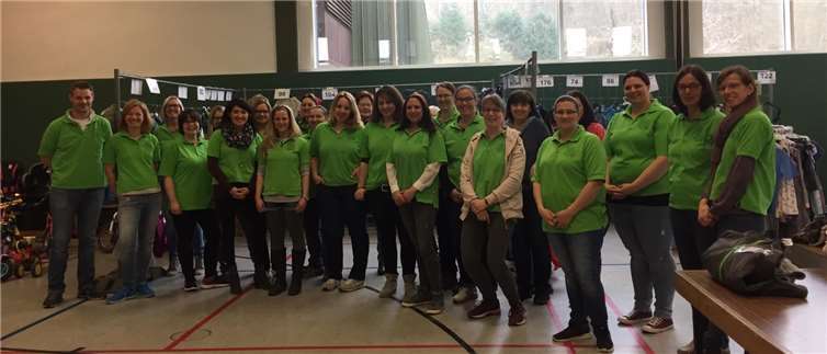 Der Vorstand und Helfer beim Kleiderbasar.Foto: privat