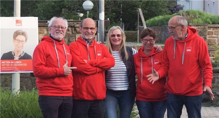 Der Vorstand und Ortsvorsteherkandidatin Angela Linden-Berresheim (2. v. re.) möchten die B9 mit geringem Aufwand erheblich sicherer machen. Foto: privat