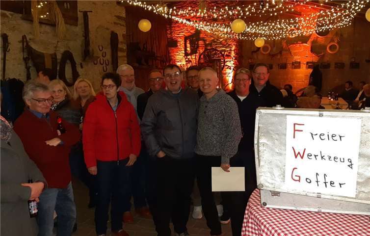 Der Vorstand und die Fraktion der FWG Weitersburg bereiteten Ortsbürgermeister Jochen Währ einen tollen Geburtstag.Foto: Jochen Währ