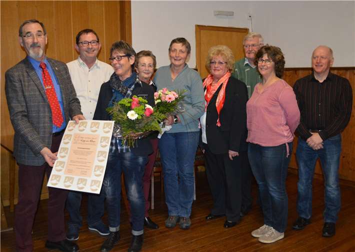 Der Vorstand und die Geehrten: Harry Sander (v.li.), Theo Verdegen, Marlene Fuchs, Magret Sander,Christa Verdegen, Renate Heckenbach, Hans-Toni Haenscheid, Elke Geil und Ingo Gäb. Foto: -AB-