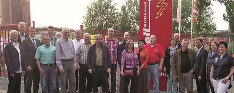 Der Vorstand und die neu gewählte Fraktion der CDU-Brohltal zusammen mit Reinhard Koll und seiner Frau Phanochanart (Bildmitte) vor den Firmengebäude in Niederzissen-Scheid.  Privat