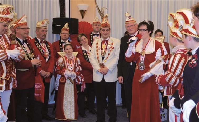 Der Vorstand und viele Kollegen überraschten die Walporzheimer Prinzessin und SparkassenmitarbeiterinAndrea II. mit einem besonderen Empfang.KSK Ahrweiler