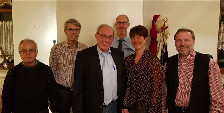 Der Vorstand, vertreten durch Claudia Peter, Dieter Dötsch und Benno Windheuser und die Fraktion, vertreten durch Wilfried Kretzer und Jens Peter beglückwünschten Peter Röttgen zu seiner Kandidatur. Privat