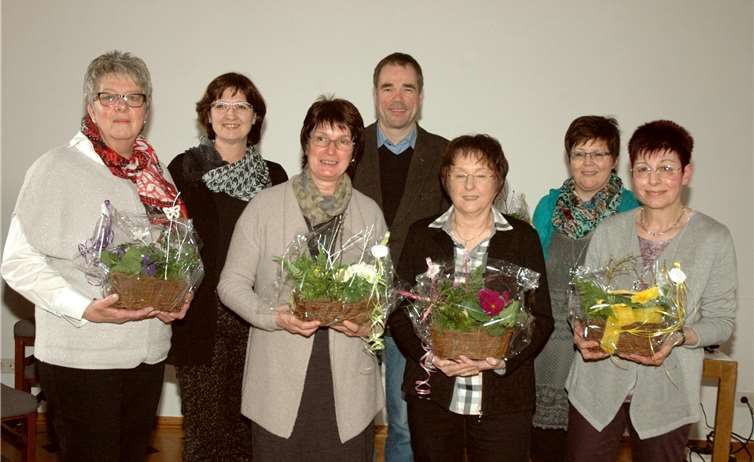 Der Vorstand: v.l.. Rita Schumacher, Ruth Holbach, Hildegard Körtgen, Präses Pfarrer Dr. Rainer Justen, Annelene Korden, Annette Linnarz und Margret Schmitt.UM