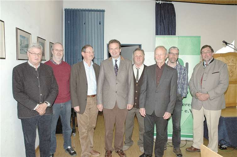 Der Vorstand (v.l.) Walter Friedrichs, Werner Basche, stellvertretender Vorsitzender Dr. Christoph Abs, Vorsitzender Albrecht Freiherr von Boeselager, Hans Beyer, Toni Schröder, Martin Dievenich, Geschäftsführer Bernd Schiffarth. UM