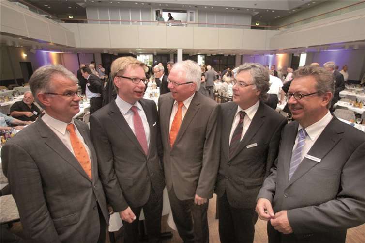 Der Vorstand (v.li.): Andreas Harner, Reiner Holznagel Präsident des Bundes der Steuerzahler, Vorstandssprecher Franz-Jürgen Lacher und die Aufsichtsratsvorsitzenden Dr. Jürgen Kraus (Stellvertreter) und Michael Paul freuten sich über die gelungene Vertreterversammlung der Volks- und Raiffeisenbank Neuwied-Linz eG. 