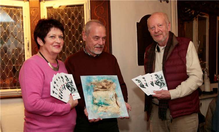 Der Vorstand (v.li.) Dietlind Greifenhagen, Künstler Rainer Martens und Geschäftsführer Michael Henneberger von EifelArt stellen die Jahresgabe und das Programm für 2019 vor.