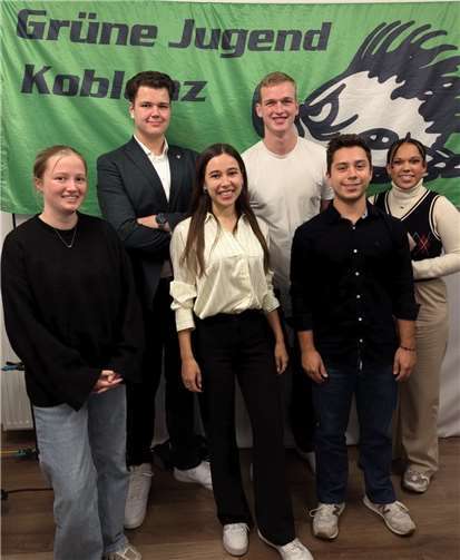 Der Vorstand: v.li. Dominik Schmidt, Fynn Ladda, Myra Ediale; untere Reihe: Leni Walmroth, Luna-Mariella Müller, Niklas Herbel. Foto: privat