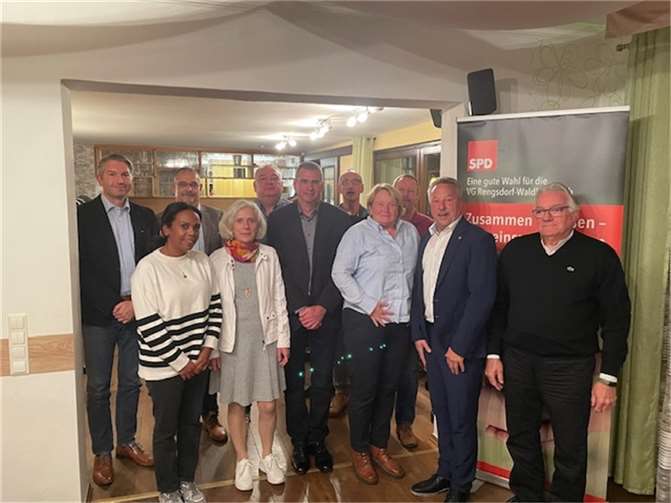 Der Vorstand (v.l.n.r.): Alexander Rosenbauer, Haben Dück, Volker Lemgen, Katharina Deriks, Stefan Haas, Michael Sterr, Andreas Hartmann, Birgit Haas, Michael Schönberg, Hans-Werner Breithausen, Wolfgang Collet  Foto: SPD-OV Rengsdorf-Waldbreitbach