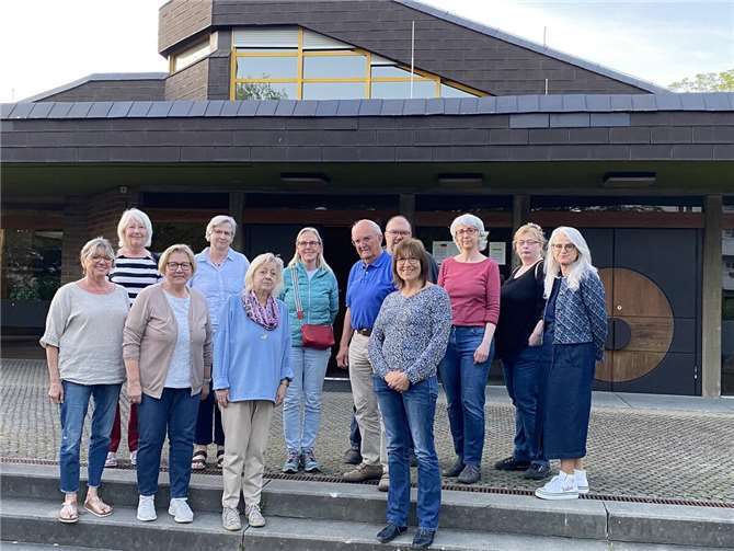Humanistisches und christliches Menschenbild als Orientierung Der Vorstand von „‘Frauenwürde Rhein-Lahn“ zusammen mit Mitgliedern bei der Jahreshauptversammlung vor dem Pfarrzentrum am Europaplatz. Foto: Th. Schneider