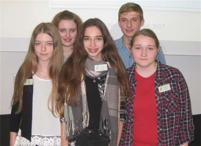 Der Vorstand „von Green 4u“ bestehend aus Pascale Hermann, Janik Baum (hinten), Emely Langer, Larissa Bermani und der neuen Vorstandsvorsitzenden Annalisa Reifert (vorne rechts).privat