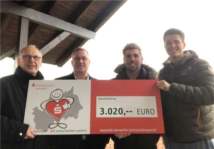 Der Vorstand (von links): Ernst Corinth, Birger Hentschel, Sebastian Riederauer, Jonathan Schmitz, empfängt Spendengutschein der Kreissparkasse.