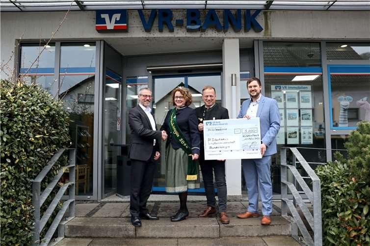 Der Vorstandssprecher der VR Bank Rhein-Mosel eG Matthias Herfurth (links) und Teamleiter Sebastian Jacke überreichten der 1. Bundeskönigin Andrea Reiprich mit Prinzgemahl Thomas Herschbach eine Spende in Höhe von 3.000 Euro.  Foto: VR Bank Rhein-Mosel eG / Klaus-Dieter Flatt