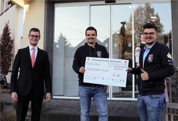 500 Euro für die Renovierung des Jugendcontainers Der Vorstandsvorsitzende Aaron Biernath (r.) und das Vorstandsmitglied Manuel Deuster (Mitte) des JGV Kempenich nahmen die Spende von Florian Schneider (l.), Filialleiter der KSK-Geschäftsstelle in Kempenich, entgegen. Foto: privat