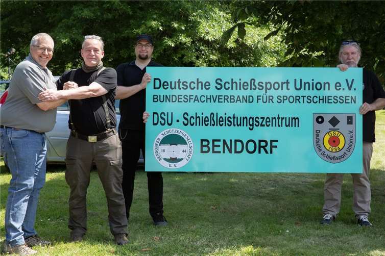 Der Vorstandsvorsitzende der BSG, Torsten Allar (1. v. l.), bei der Ernennung zum Schießleistungszentrum der DSU im Juni 2024. Fotos: privat