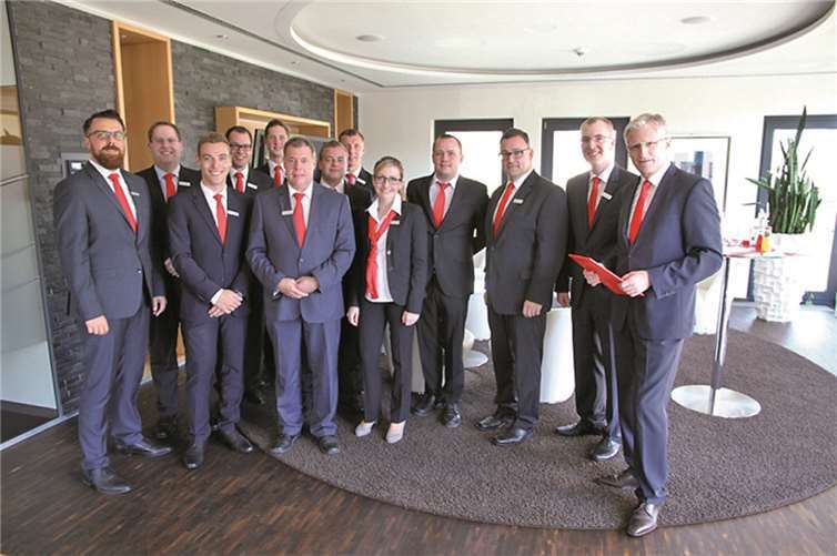 Der Vorstandsvorsitzende der KSK Dieter Zimmermann (r.) gratuliert den erfolgreichen Absolventen zu ihren Studienabschlüssen. KSK Ahrweiler