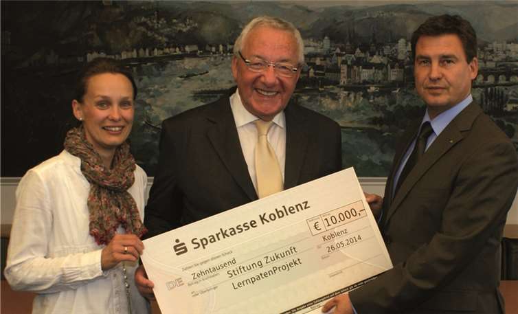 Der Vorstandsvorsitzende der Koblenzer Bürger-Stiftung, Rainer Linnig, sowie Geschäftsführerin Kathleen Benekenstein nahmen den Scheck in Höhe von 10.000 Euro von Matthias Nester, Vorsitzender des Vorstandes der Sparkasse Koblenz, entgegen.privat