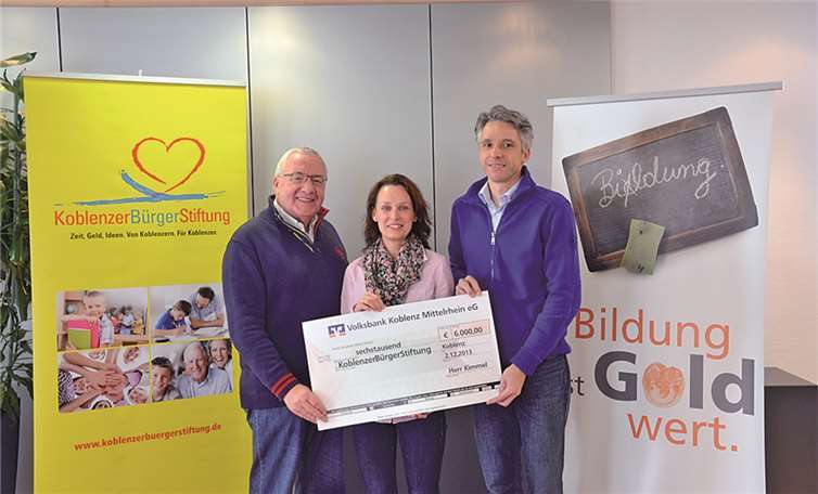 Der Vorstandsvorsitzende der KoblenzerBürgerStiftung Rainer Linnig (links) mit Andreas Kimmel und Projektleiterin Kathleen Benekenstein bei der Scheckübergabe.privat