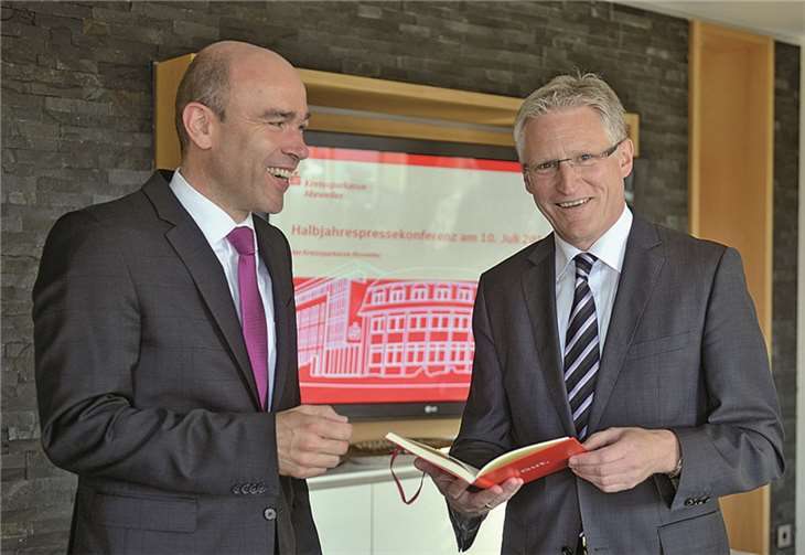 Der Vorstandsvorsitzende der Kreissparkasse Ahrweiler Dieter Zimmermann (r.) und sein VorstandskollegeGuido Mombauer (l.) zeigten sich mit der Geschäftsentwicklung der Bank sehr zufrieden.Fix