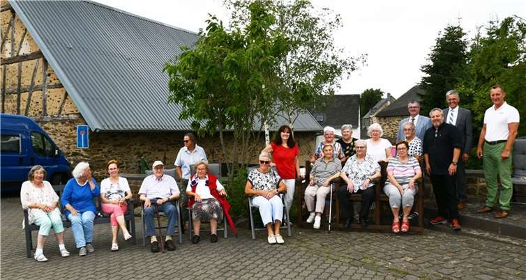 Der Vorstandsvorsitzende der Kreissparkasse Karl-Josef Esch, Lea Bales, Projektleiterin „Bewegung in die Dörfer“ und Landrat Dr. Alexander Saftig haben in den vergangenen Wochen neun Seniorenbänke übergeben, so auch in Lonnig.  Fotos: Kreis MYK