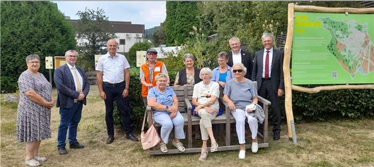 Der Vorstandsvorsitzende der Kreissparkasse Karl-Josef Esch, Lea Bales, Projektleiterin „Bewegung in die Dörfer“ und Landrat Dr. Alexander Saftig haben in den vergangenen Wochen neun Seniorenbänke übergeben, so auch in Kottenheim.  Fotos: Kreis MYK