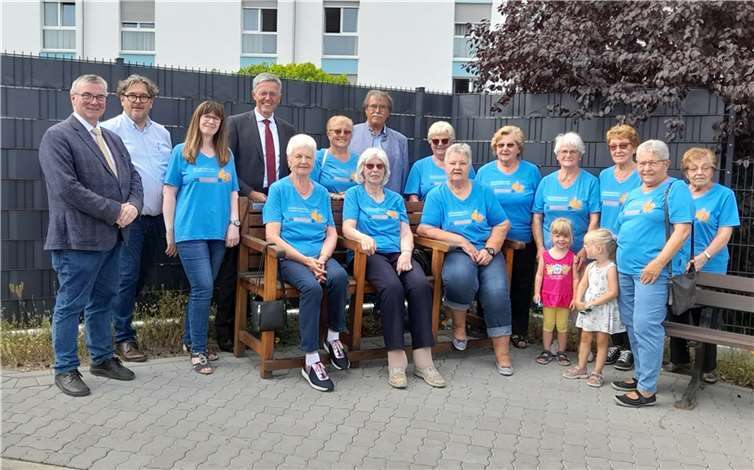 Der Vorstandsvorsitzende der Kreissparkasse Karl-Josef Esch, Lea Bales, Projektleiterin „Bewegung in die Dörfer“ und Landrat Dr. Alexander Saftig haben in den vergangenen Wochen neun Seniorenbänke übergeben, so auch in Kruft.  Foto: Kreis MYK