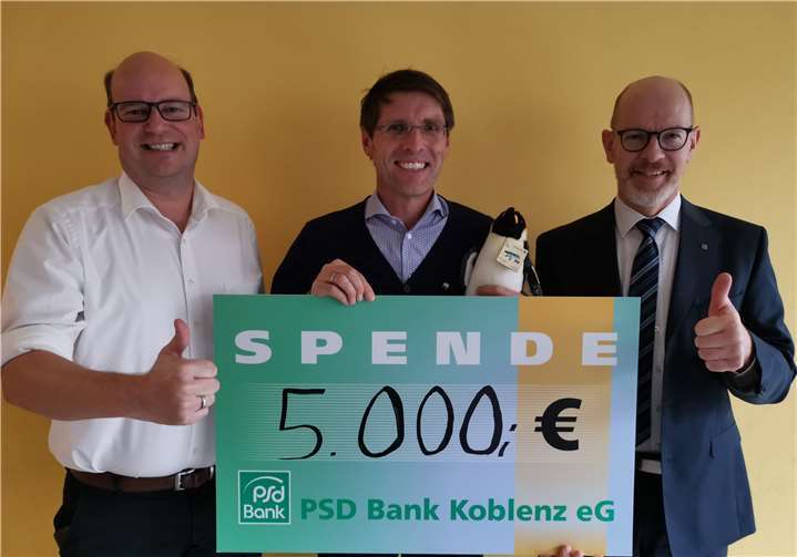5.000 Euro wurden übergeben Der Vorstandsvorsitzende der PSD Bank Koblenz eG, Bernd Schittler, überreichte eine Spende von 5.000 Euro für WWF Deutschland. Quelle: PSD Bank Koblenz