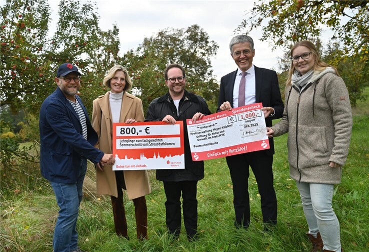 Der Vorstandsvorsitzende der Stiftung und Erste Kreisbeigeordnete Pascal Badziong dankte dem Vorstandsvorsitzenden der Kreissparkasse Mayen, Karl-Josef Esch, sowie Claudia Spanier-Dönges, stellvertretendes Vorstandsmitglied der Sparkasse Koblenz, während der symbolischen Scheckübergabe für die Spenden. Foto: Kreissparkasse Mayen/Ralph Künzel