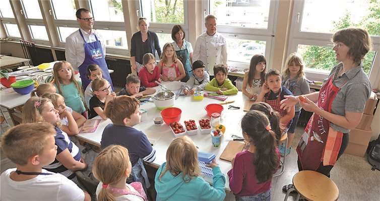 Der Vorstandsvorsitzende der Volksbank RheinAhrEifel, Elmar Schmitz, und Thomas Theisen vom Regionalmarkt Ahr Brohltal nahmen gemeinsam mit der Vorsitzenden der Landfrauen im Kreis Ahrweiler, Ingrid Strohe, an der Aktion der Bürgerstiftung in der Aloisiusgrundschule in Ahrweiler teil. Volksbank RheinAhrEifel