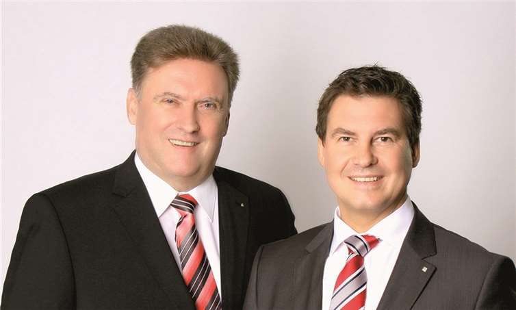 Der Vorstandvorsitzende der Sparkasse Koblenz Matthias Nester (r.) und sein VorstandskollegeErnst Josef Lehrer (l.) konnten von einem erfreulichen Geschäftsverlauf der Bank im Jahr 2013 berichten Sparkasse Koblenz