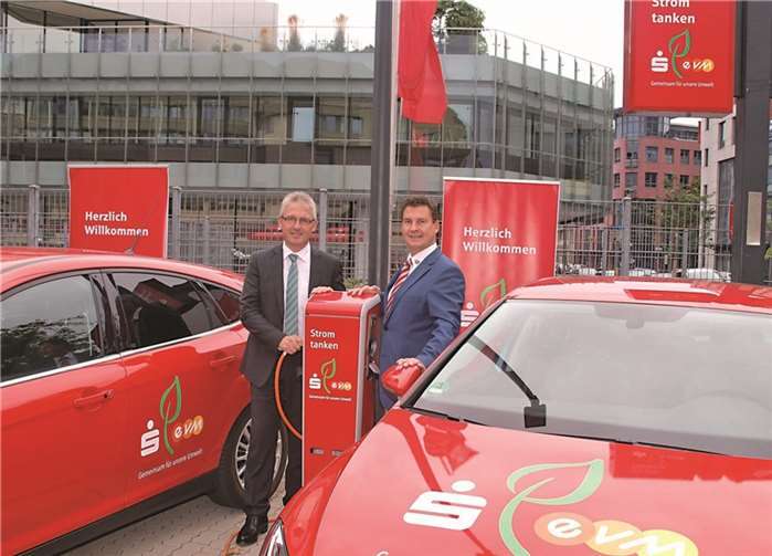 Der Vorstandvorsitzende der evm, Josef Rönz, und der Vorstandsvorsitzende der Sparkasse Koblenz, Matthias Nester, übernahmen die offizielle Inbetriebnahme der Ladesäule für Elektro-Autos auf dem Vorplatz der Sparkassen-Hauptstelle.US