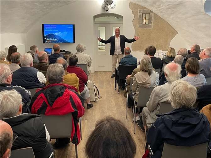 Der Vortrag von Dr. Boris Behnke lockte zahlreiche Gäste ins historische Kellergewölbe des Saffiger Schlösschens. Foto: privat