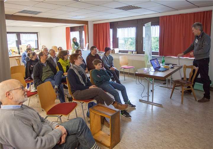 Der Vortrag von Uwe Hüngsberg (rechts) kam bei den Teilnehmern gut an. -WT-