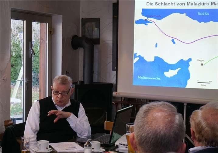 Der Vortragende Brigadegeneral a.D. Eckhard Lisec bei seinen Ausführungen. Foto: privat