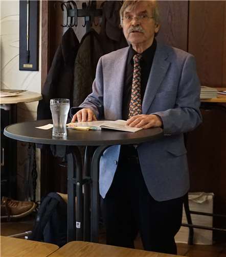 Der Vortragende Oberst a.D. Klaus Geerdts berichtet bei der Veranstaltung in Meckenheim von seinen persönlichen Erfahrungen, Arbeit und Leben im spannenden militärdiplomatischen Dienst. Foto: Hans-J. Unger