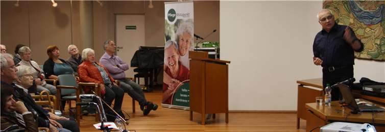 Der Vortragsabend zum Thema Schwerbehinderung war gut besucht und Klaus Groß vom Landesamt für Soziales, Jugend und Versorgung Koblenz stand auch für Einzelgespräche mit den Teilnehmern zur Verfügung. Foto: Stefan Hauser