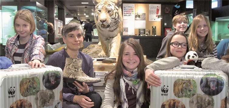 Der WWF-Artenschutzkoffer bietet Bildung zum Anfassen.  (c) Philipp_Gülland_WWF