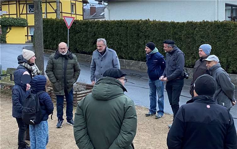 Der Wachtberger Bürgermeister Jörg Schmidt bei seinem Besuch in Werthhoven.  Foto: Gemeinde Wachtberg