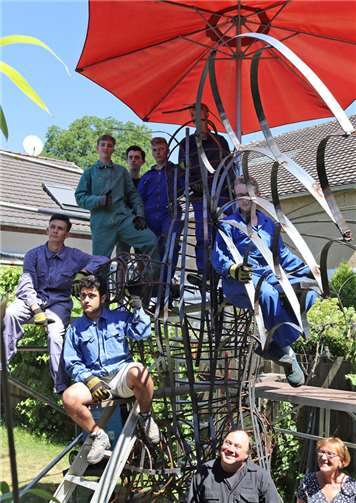 Der Wachtberger Drache nimmt Gestalt an: Dominik Ziebach, René Gottschling, Julian Kaspers, Daniel Drach, Kai Flemmer und Jelle Bollebakker, Ahmed Alali (oben, von links) sowie Lehrerin Monika Düren und Künstler Willi Reiche. Foto: tagedo.de/sign