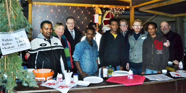 Der Waffelstand der eritreischen Asylbewerber bereicherte zum zweiten Mal den Kripper Weihnachtsmarkt. E.T.Müller