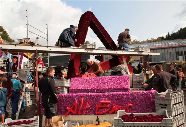 Der Wagen „Alt Ems“von den Eltern und der Familie der Marktkönigin Laura.MFU