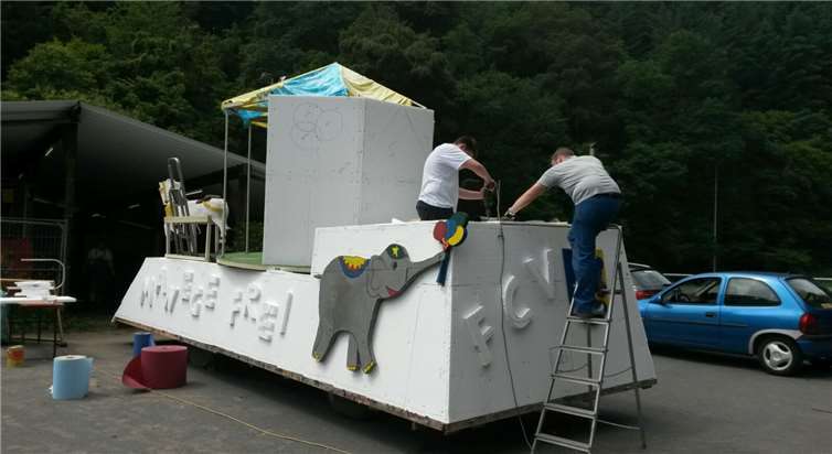 Der Wagen soll schön bunt über die Straßen rollen.privat